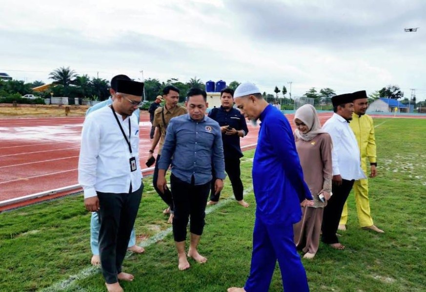 Bersama Wali Kota, Ketua PWI Dumai Tinjau Progres Pembangunan Stadion