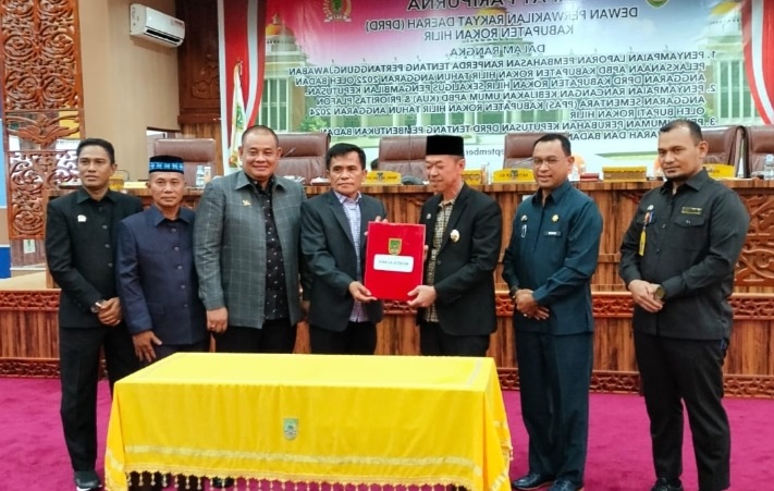 Bupati Rohil Serahkan RKUA dan PPAS 2024 ke DPRD Rohil