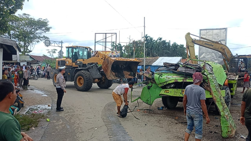 Rem Blong, Mobil Pengangkut Excavator Terguling Timpa Warga