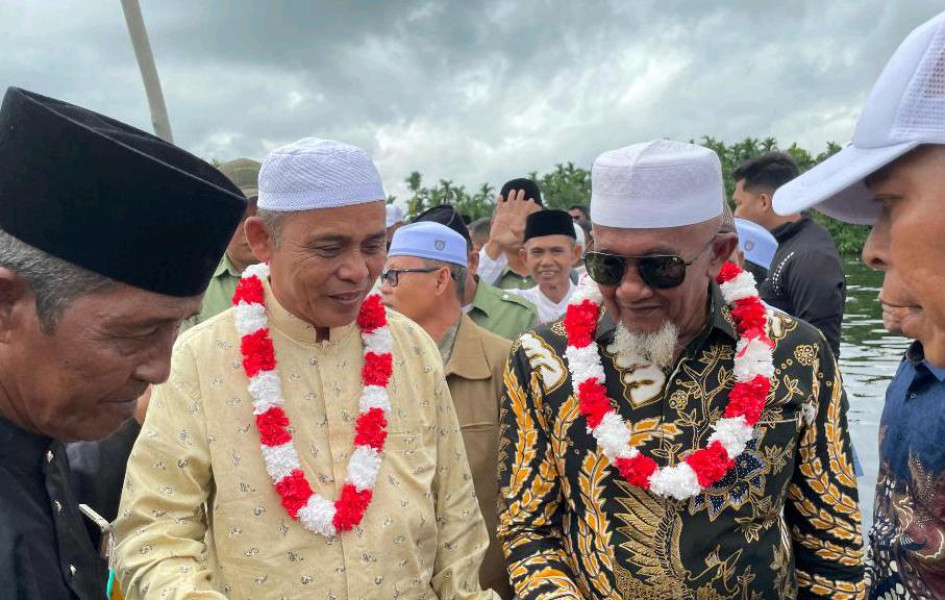 Cik Wan Bersama Tokoh Masyarakat Desa Simpang Gaung Sambut Haji Herman