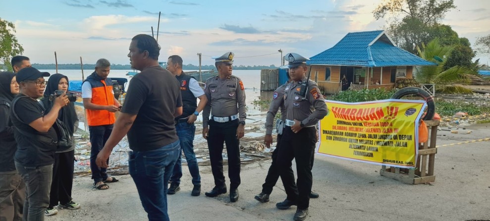 Satlantas Polres Inhil Tinjau Lokasi Abrasi Sungai Indragiri di Parit 7 Tembilahan Barat