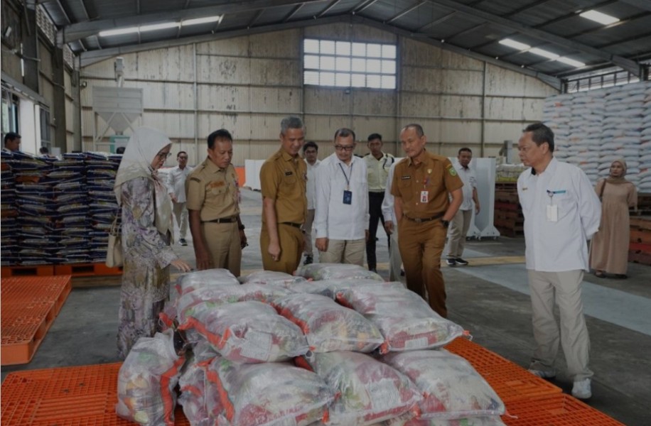 Tinjau Gudang Bulog, Pj Sekdaprov Riau Sebut Stok Bahan Pokok Aman