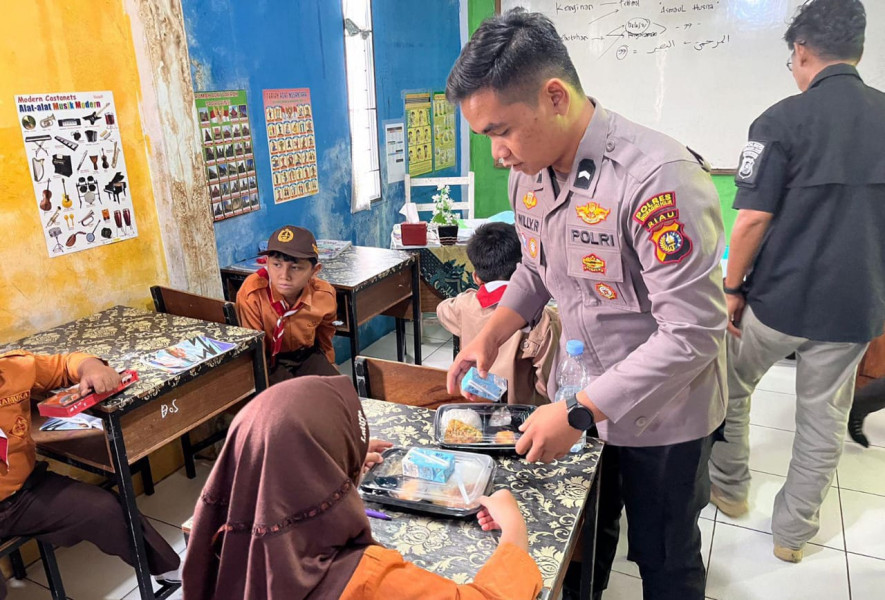Siswa SD Antusias Makan Siang Bergizi dari Polres Inhil