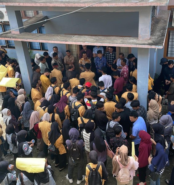 Dinilai Bawa Kemunduran UNISI, Mahasiswa Tuntut Ketua Yayasan Indra Education College Mundur dari Jabatannya