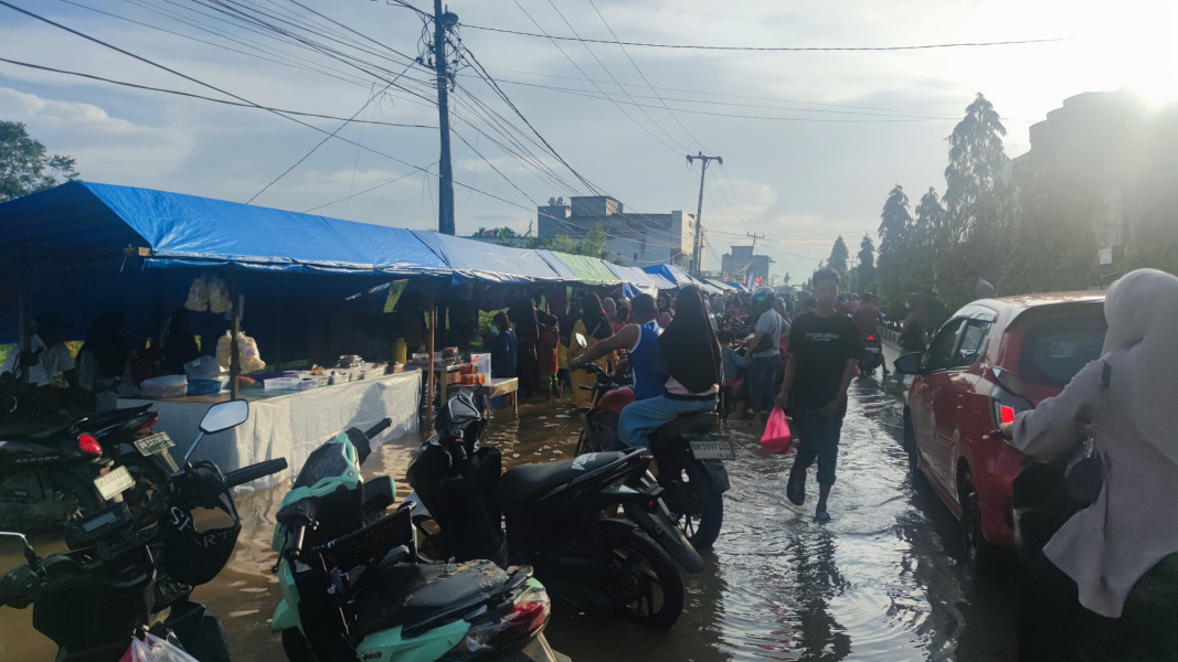 Antusiasme Warga Tembilahan Berburu Takjil di Tengah Genangan Air Pasang