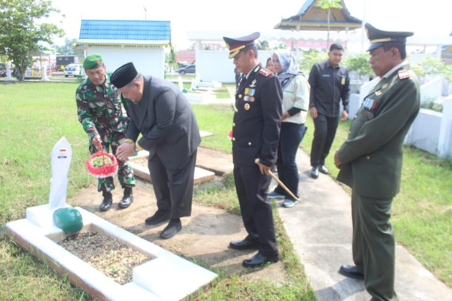 Kodim 0314/Inhil Tabur Bunga di Makam Pahlawan Yudha Bhakti Tembilahan