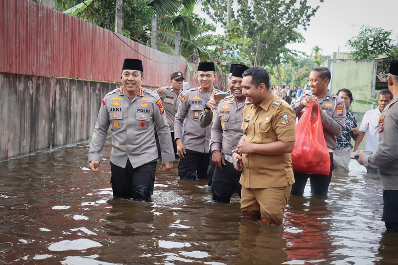 Kapolresta Pekanbaru Bantu Masyarakat yang Terdampak Banjir di Rumbai