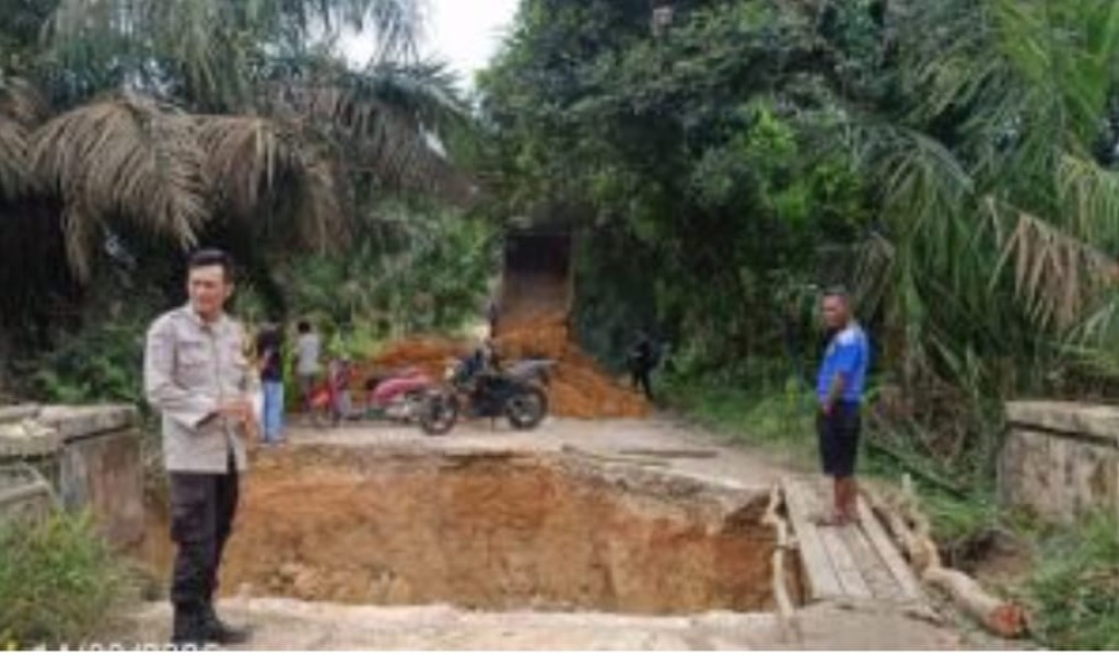 Jembatan Sungai Bawang Ambles, Warga Singingi Hilir Gunakan Jembatan Papan Darurat