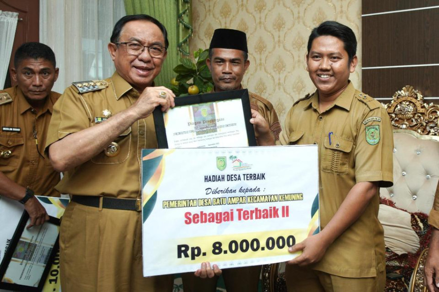 Bupati Inhil Serahkan Piagam Desa Terbaik 2023