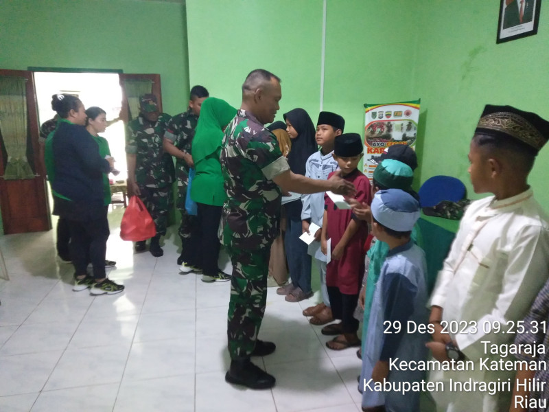 Danramil 06/Kateman Bersama Ketua Persit Berikan Bantuan Bagi Anak Yatim
