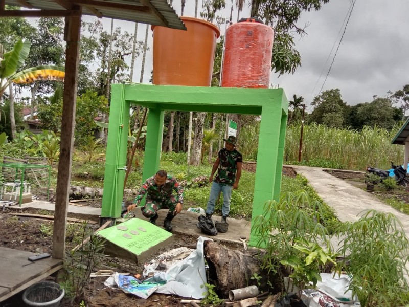 Pembangunan Sumur Bor, Personel Kodim 0314/Inhil Laksanakan Pengecatan Tugu TMMD