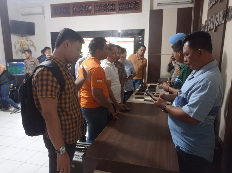 Cegah Judi Online, Propam Polres Inhu Periksa Handphone Seluruh Personil