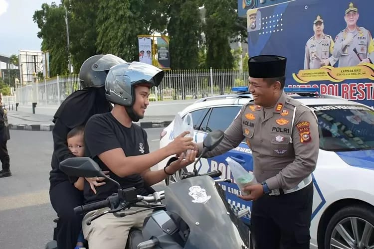 Imbau Tertib Lalin, Satlantas Polresta Pekanbaru Sekaligus Bagikan Takjil Gratis