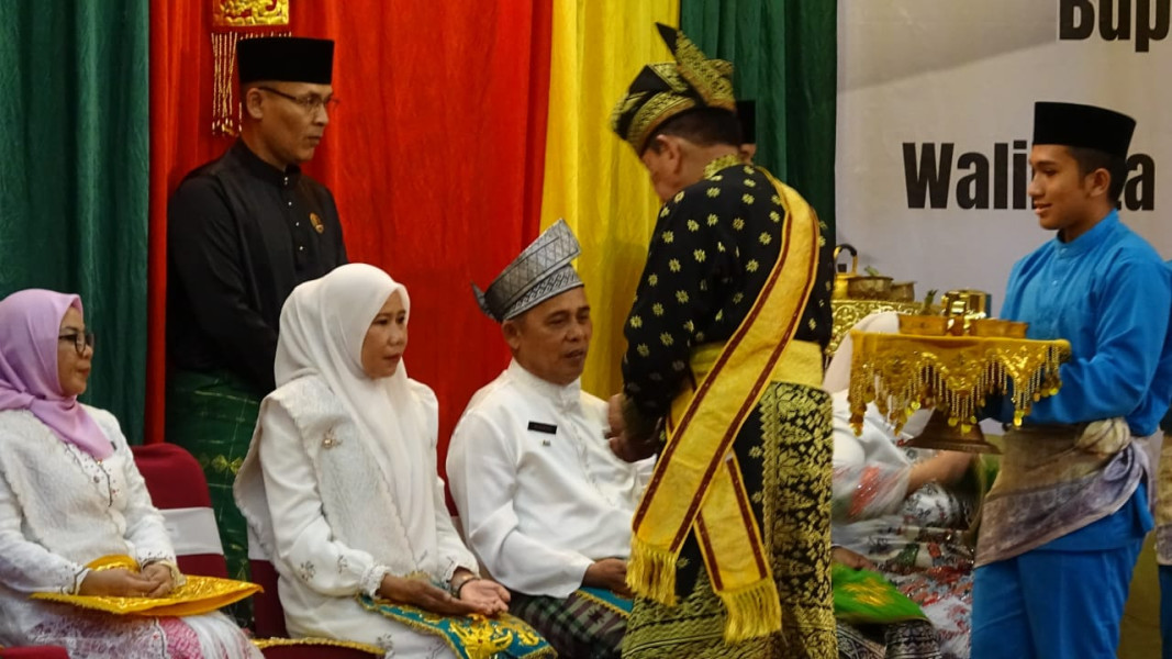 Bupati Inhil Haji Herman dan Wakil Bupati Yuliantini Jalani Prosesi Tepuk Tepung Tawar