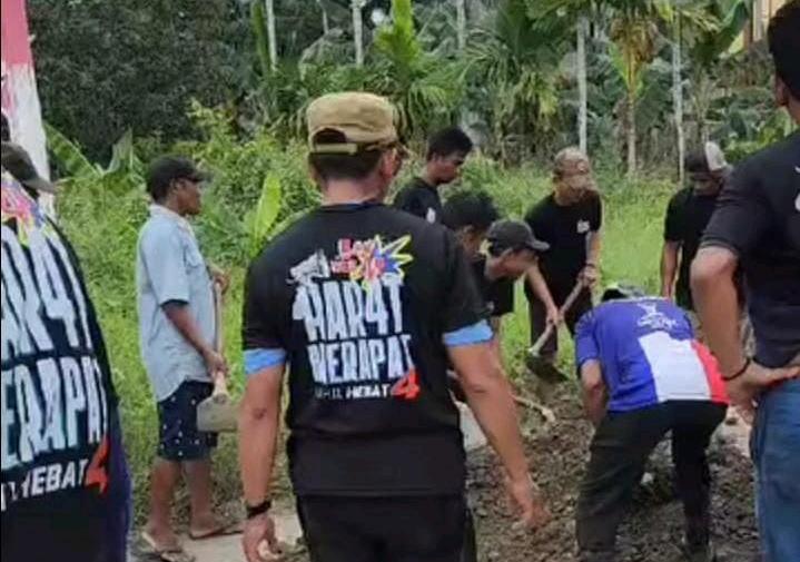 Respon Keluhan Warga, Tim Inhil Hebat Keritang Tambal Jalan Berlubang