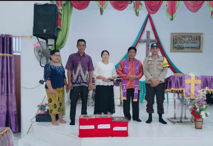 Bhabinkamtibmas Tanjung Simpang Jaga Masyarakat Ibadah Kebaktian Paskah