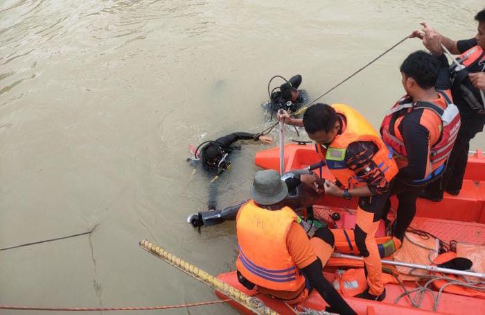 Mobil Truk Tenggelam, Sopir Ditemukan Meninggal di Kabin