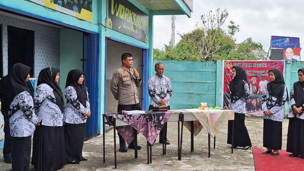 Eks Kabid Humas Polda Riau Rayakan Hari Guru di SMK Tuah Negeri