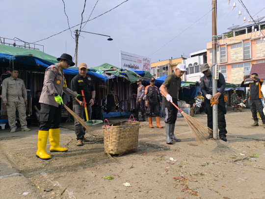 Pj Bupati Erisman Yahya Turun Langsung Bersihkan Sampah di Pasar