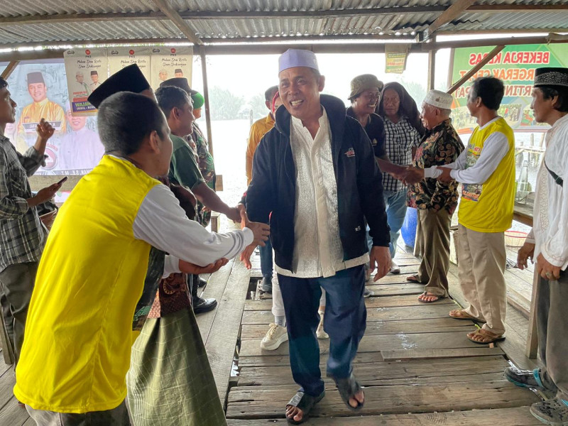 Diguyur Hujan, Haji Herman Tetap Penuhi Undangan Warga Sekaligus Kampanye