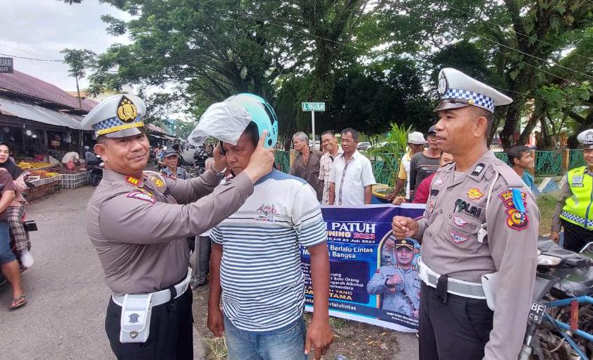 Satlantas Polres Inhu Bagikan Helm Gratis