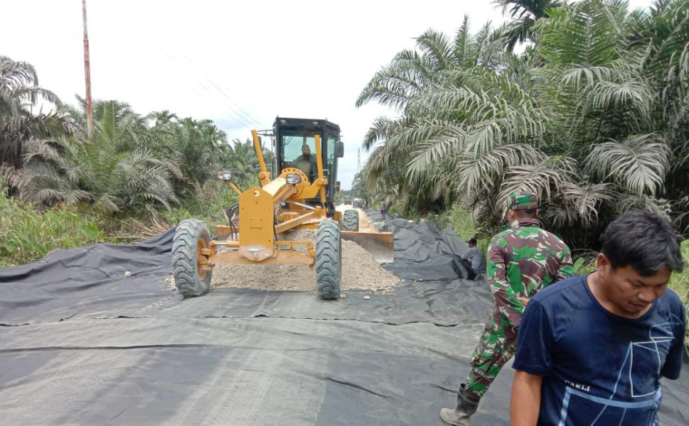 Personel Kodim 0314/Inhil Bahu Membahu Bangun Jalan Poros Mumpa-Karya Tunas Jaya
