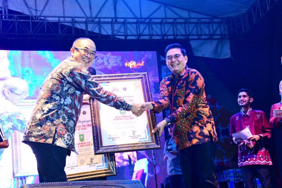 Bupati Bengkalis Dianugrahi Pin Emas saat Puncak HPN ke 78 Tingkat Provinsi Riau