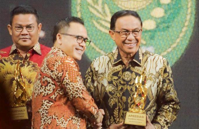 Bupati Inhil Terima Penghargaan Dari Kompas TV
