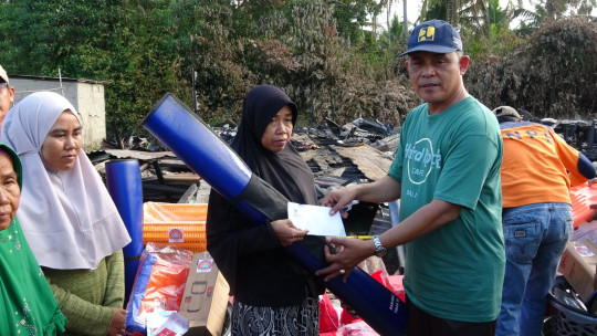 Pj Bupati Inhil Herman Kunjungi dan Serahkan Bantuan ke Korban Kebakaran di Jalan Suhada II Tembilahan