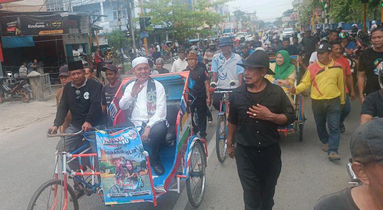 Masyarakat dan Tukang Becak Mengular Antar Haji Herman-Yuliantini ke KPU Inhil
