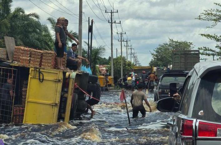 Banjir di Pelalawan Semakin Parah, Sistem Buka Tutup di Jalan Lintas Timur