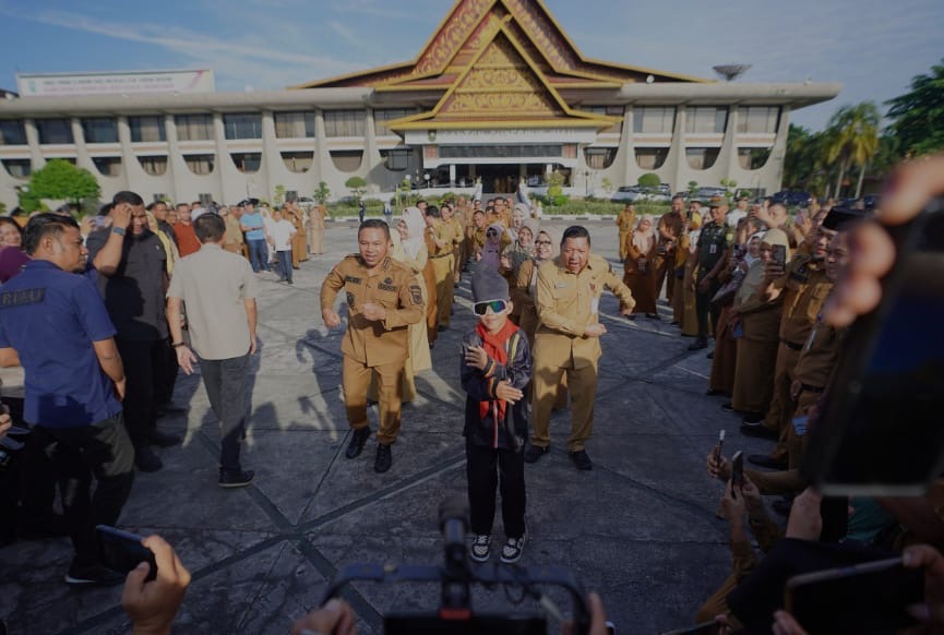 Gubri Abdul Wahid dan ASN Ikut Menari Bareng Bocah Viral Dikha, Promosikan Pacu Jalur