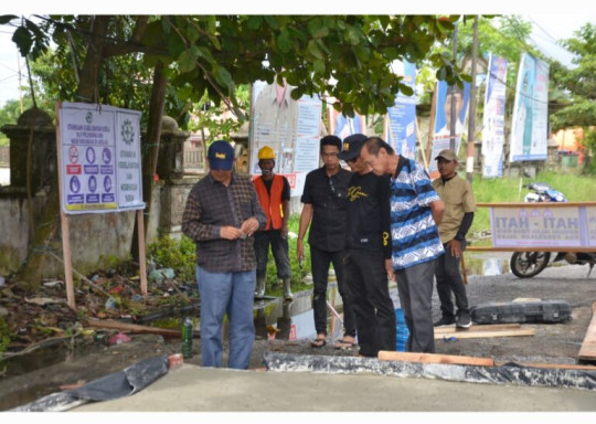 Pj Bupati Inhil Herman Tinjau Progres Peningkatan Jalan HR Soebrantas Tembilahan