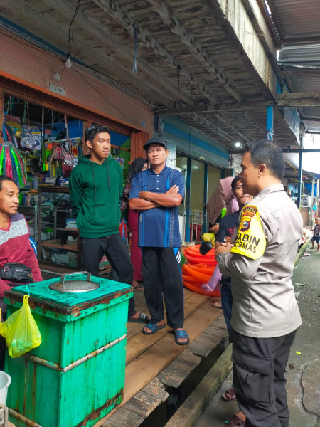 Sambangi Pasar, Personel Polsek Kuindra Ajak Masyarakat Tanjung Lajau Ciptakan Pemilu Damai