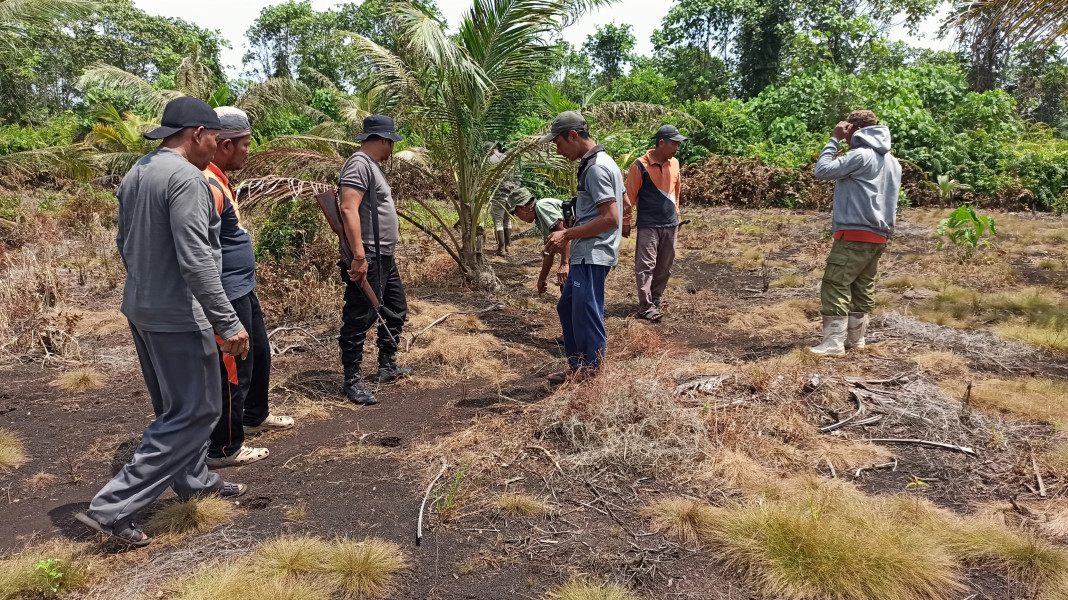 Bhabinkamtibmas Dampingi Masyarakat Desa Baung Rejo Jaya Cek Keberadaan Harimau Sumatera