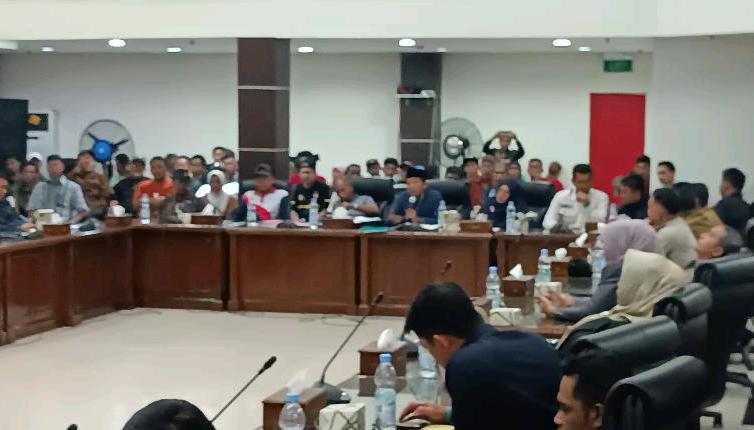 Tanah Diduga Dijual Oknum Kades, Masyarakat Petani Bayas Jaya Mengadu ke DPRD Inhil