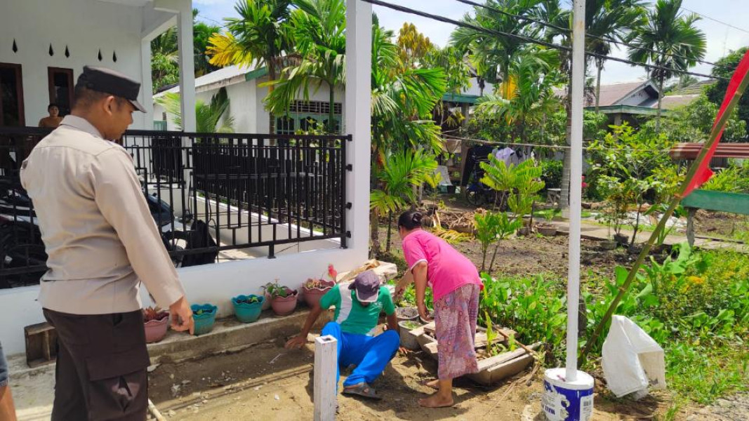 Warga Gaung Tersentrum Kabel Listrik PLN saat Pasang Bendera HUT RI