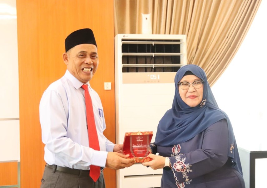 Rektor Universitas Abdurab Bertemu Bupati Inhil Bahas Teknologi Olah Sampah