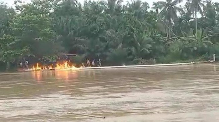 Atlet Pacu Jalur di Inhu Baku Hantam, Perahu Dibakar