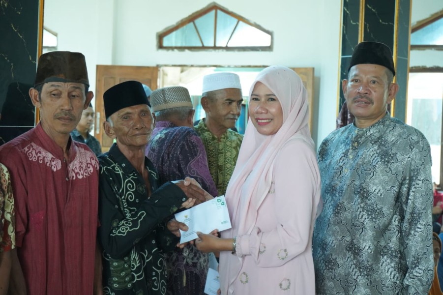 Wabup Inhil Serahkan Bantuan untuk Kaum Dhuafa dan CSR dari BRK Syariah
