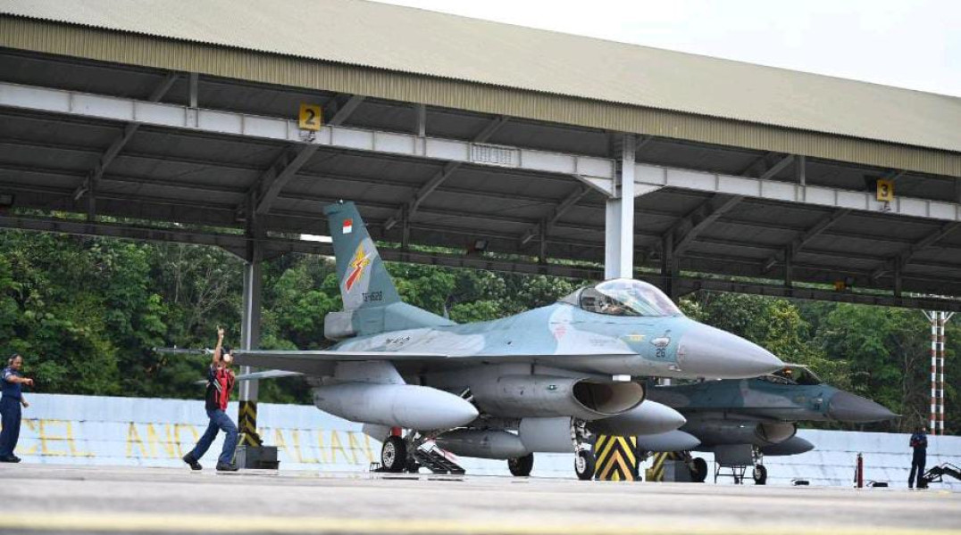 Tiga Flight Pesawat Tempur F 16 Dari Lanud Roesmin Nurjadin Terbang Siap Melaksanakan Misi