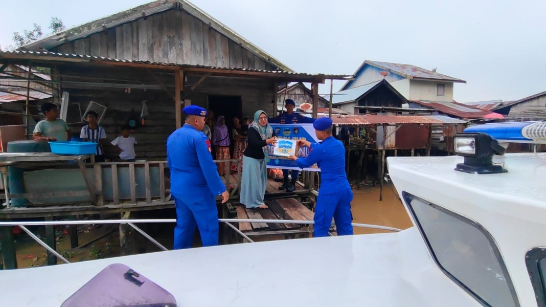 Satpolairud Polres Inhil Jalankan Program JALUR, Sapa Warga Pesisir dan Bagikan Sembako
