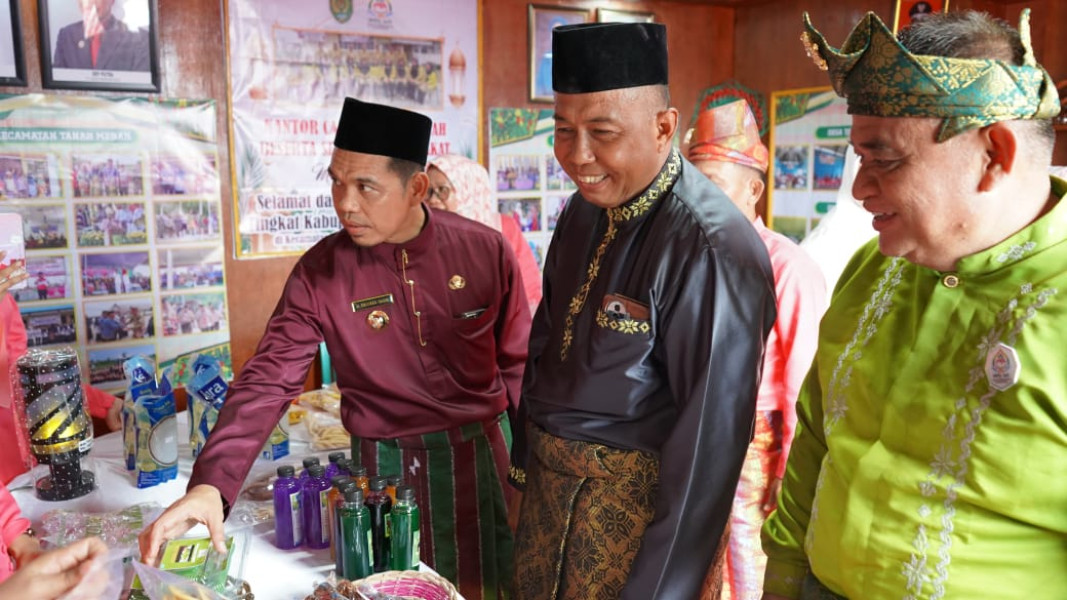 Pj Bupati dan Pj Ketua TP PKK Inhil Resmi Buka Bazaar MTQ ke-54 Inhil di Kecamatan Enok