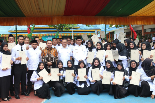 Pj Gubri Serahkan SK PPPK Dan Penandatanganan Kontrak Perjanjian Kerja Tahun 2023 Tingkat SMA Sederajat Kab.Inhil
