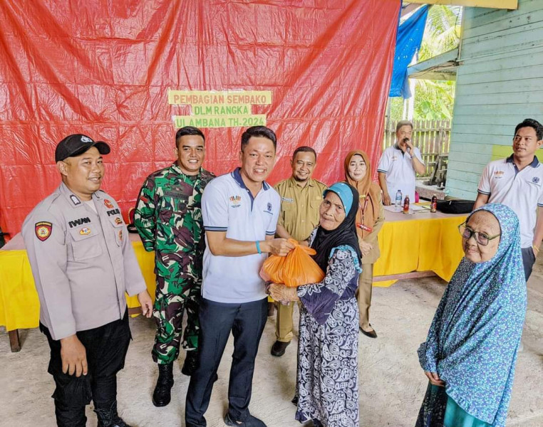 Yunanto Along Serahkan Paket Sembako Gratis kepada Masyarakat Kurang Mampu