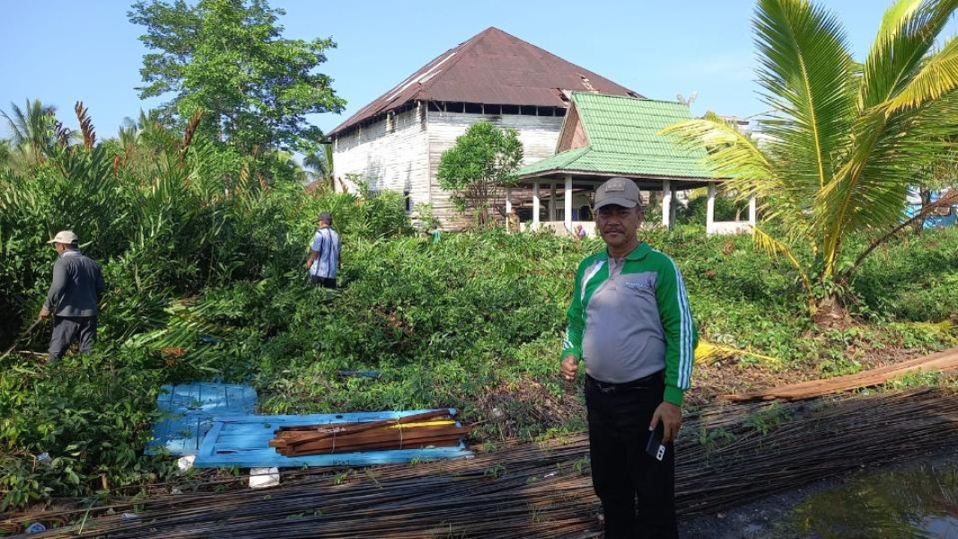 Beri Contoh, Camat Kuindra Ajak Masyarakat Gotong Royong Jumat Bersih