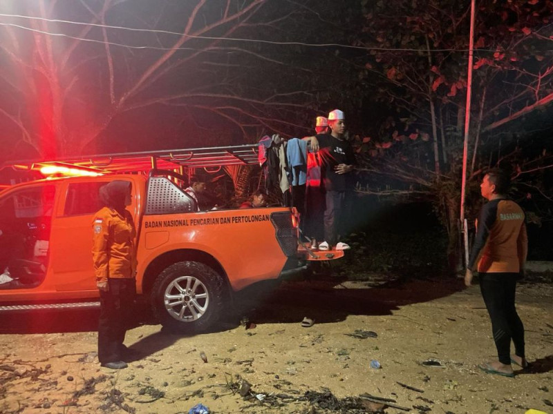 Puluhan Santri di Kampar Terjebak Banjir, Basarnas Lakukan Evakuasi