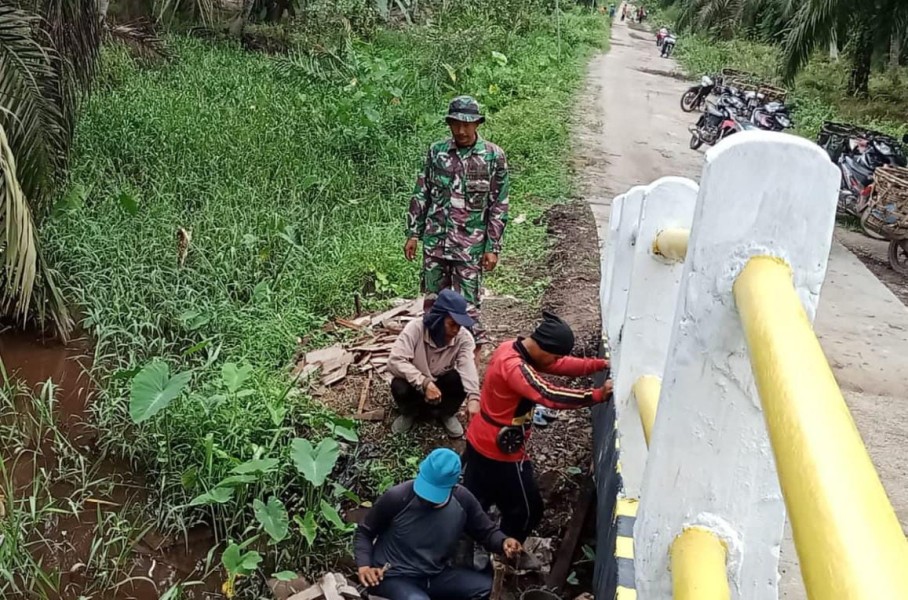 TMMD ke-123, Personel Kodim 0314/Inhil Rampungkan Pekerjaan Rehabilitasi Jembatan