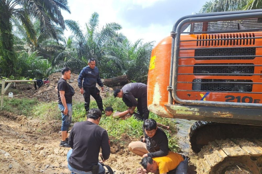 Garap Kawasan Hutan, Operator Alat Berat dan Helper Ditangkap Polisi
