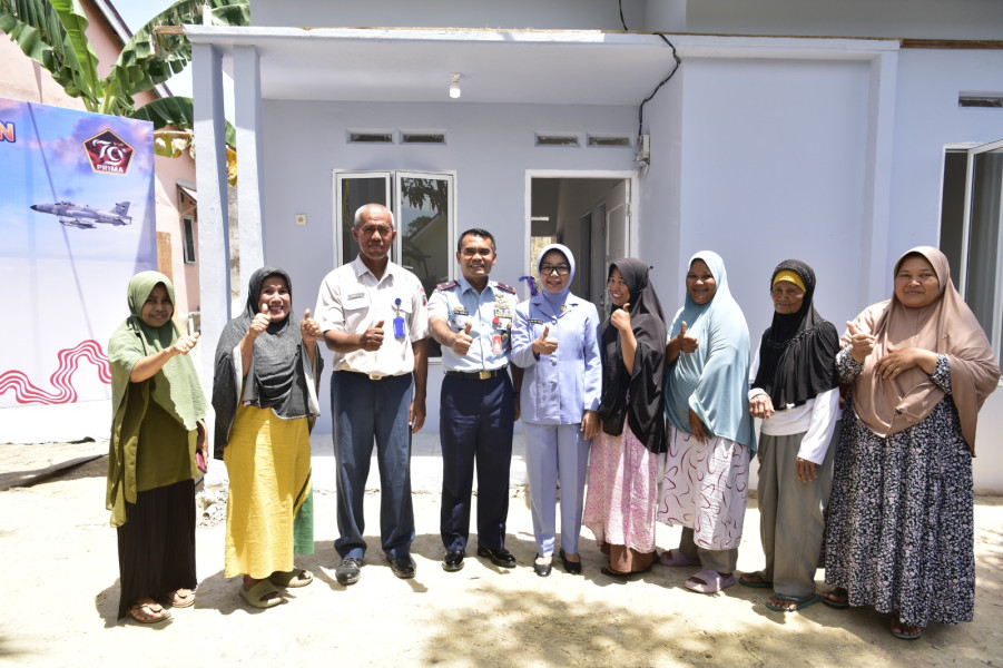 Danlanud Roesmin Nurjadin Serahkan Bantuan Pembangunan Rumah di Jalan Tengku Bey Simpang Tiga